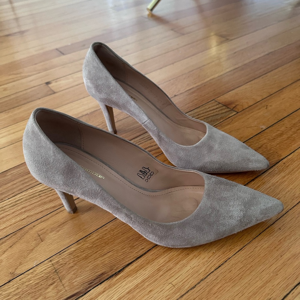 Cream suede pumps in pristine condition